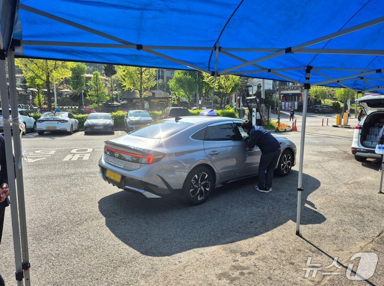 본문 이미지 - 경기 안양시가 쾌적한 대중교통 환경 조성을 위해 개인·법인택시 총 2893대를 대상으로 청결 상태에 대한 일제 점검을 실시 중이다.(안양시 제공. 재판매 및 DB금지)/뉴스1