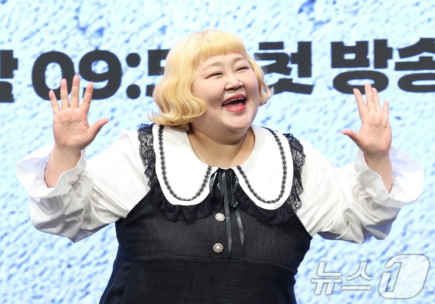 방송인 홍윤화가 29일 오후 서울 구로구 신도림 디큐브시티 더 세인트에서 열린 KBS 2TV 새 목드라마 '24시 헬스클럽' 제작발표회에 참석해 포즈를 취하고 있다. '24시 헬스클럽'은 근성이 넘치는 헬치광이 관장 도현중이 근심이 과다한 헬린이 회원들의 인생을 파격 교정하며 펼쳐지는 두근두근 근(筋)성장 코맨스(코믹 로맨스)다. 2025.4.29/뉴스1 ⓒ News1 권현진 기자