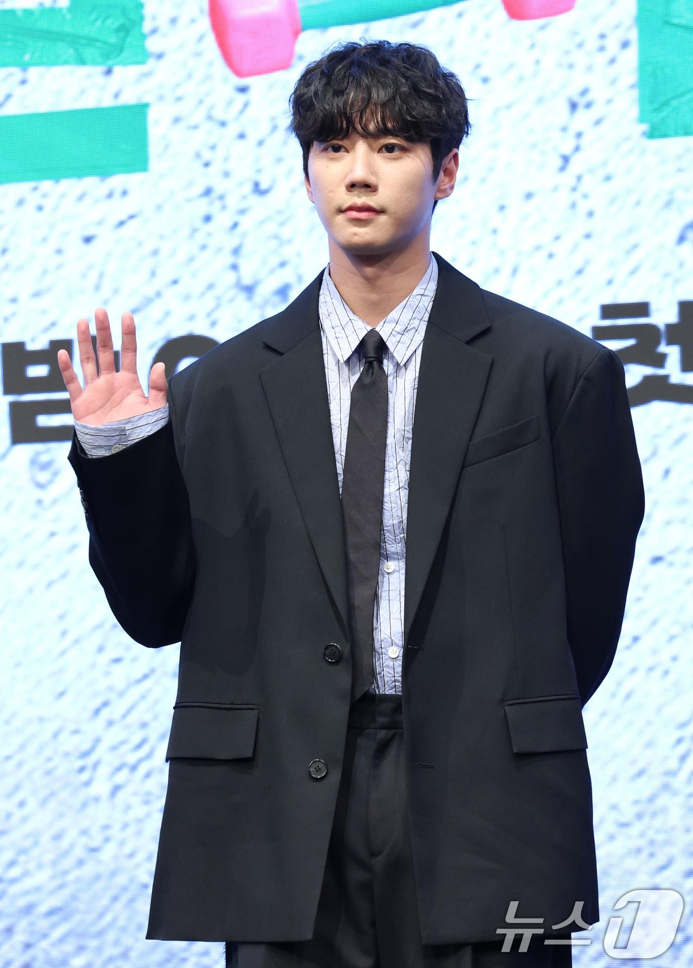 본문 이미지 - 배우 이준영이 29일 오후 서울 구로구 신도림 디큐브시티 더 세인트에서 열린 KBS 2TV 새 수목드라마 '24시 헬스클럽' 제작발표회에 참석해 포즈를 취하고 있다. '24시 헬스클럽'은 근성이 넘치는 헬치광이 관장 도현중이 근심이 과다한 헬린이 회원들의 인생을 파격 교정하며 펼쳐지는 두근두근 근(筋)성장 코맨스(코믹 로맨스)다. 2025.4.29/뉴스1 ⓒ News1 권현진 기자