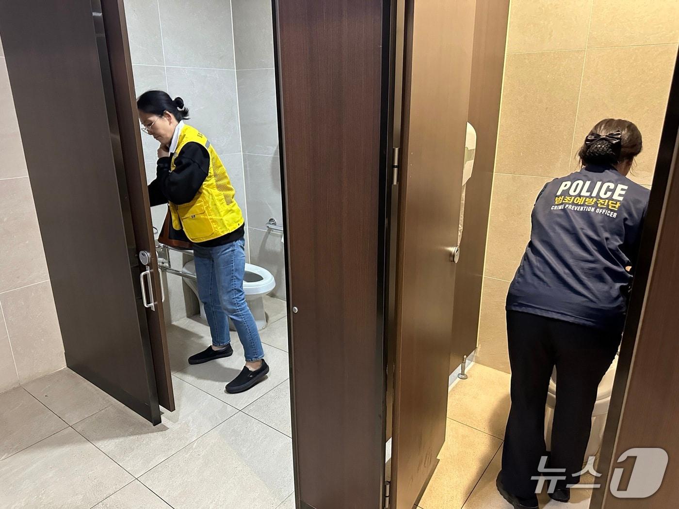 본문 이미지 - 경기 하남시 미사역 한 건물 화장실에서 공무원들이 불법촬영 기기 설치 여부를 점검하고 있다.(하남시 제공. 재판매 및 DB 금지)/뉴스1
