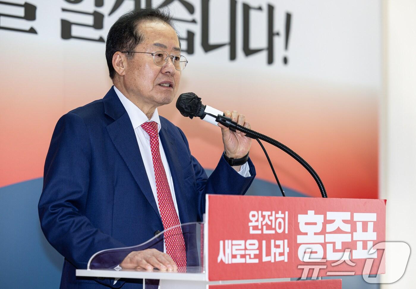 국민의힘 3차 경선에 진출하지 못한 홍준표 전 대구시장이 29일 오후 서울 여의도 자신의 캠프 사무실에서 소회를 밝히고 있다. 2025.4.29/뉴스1 ⓒ News1 이재명 기자