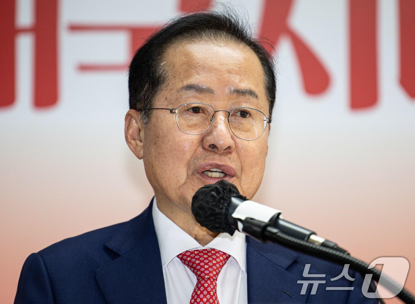본문 이미지 - 국민의힘 3차 경선에 진출하지 못한 홍준표 전 대구시장이 29일 오후 서울 여의도 자신의 캠프 사무실에서 소회를 밝히고 있다. 2025.4.29/뉴스1 ⓒ News1 이재명 기자