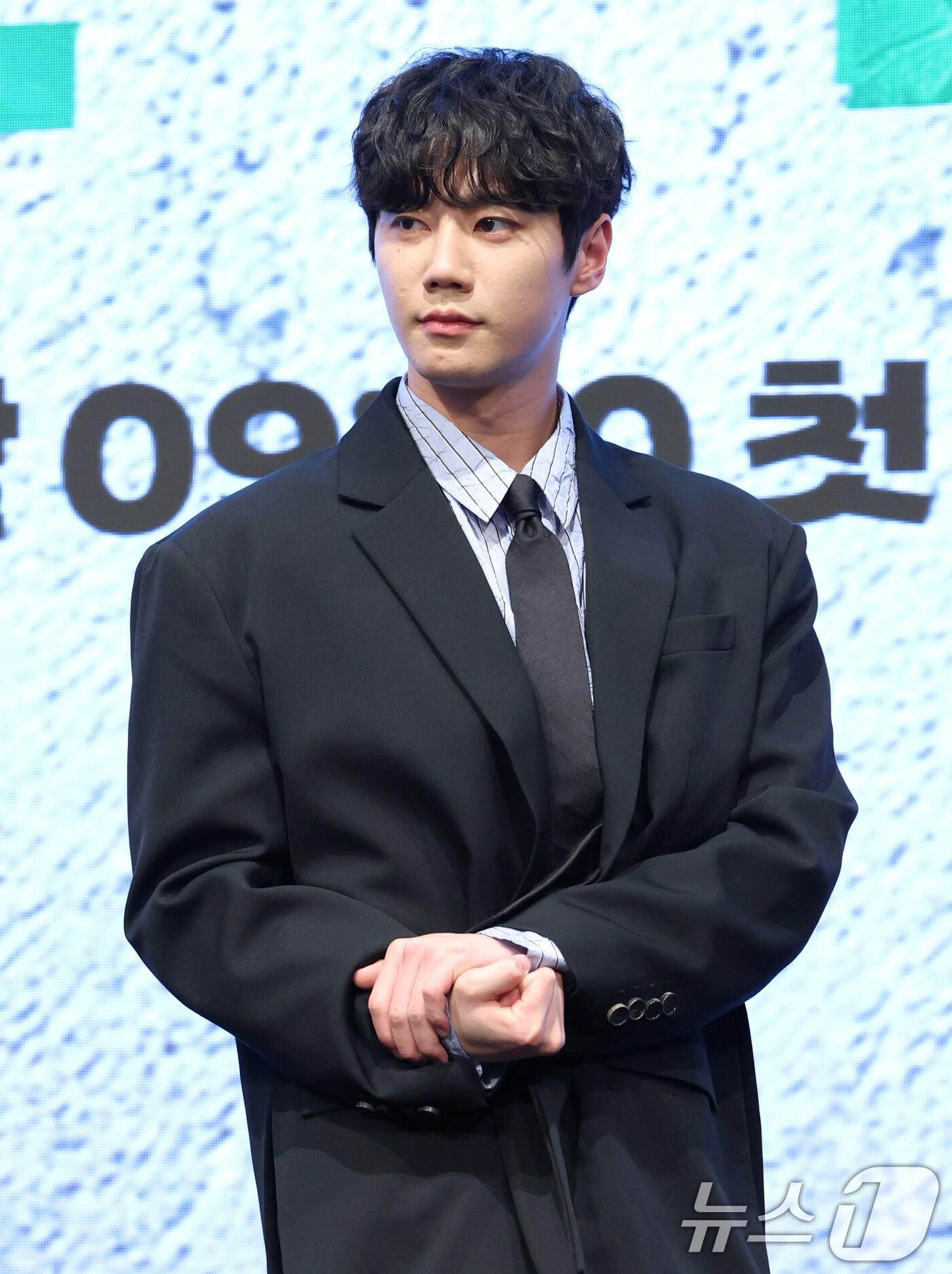 본문 이미지 - 배우 이준영이 29일 오후 서울 구로구 신도림 디큐브시티 더 세인트에서 열린 KBS 2TV 새 수목드라마 '24시 헬스클럽' 제작발표회에 참석해 포즈를 취하고 있다. '24시 헬스클럽'은 근성이 넘치는 헬치광이 관장 도현중이 근심이 과다한 헬린이 회원들의 인생을 파격 교정하며 펼쳐지는 두근두근 근(筋)성장 코맨스(코믹 로맨스)다. 2025.4.29/뉴스1 ⓒ News1 권현진 기자