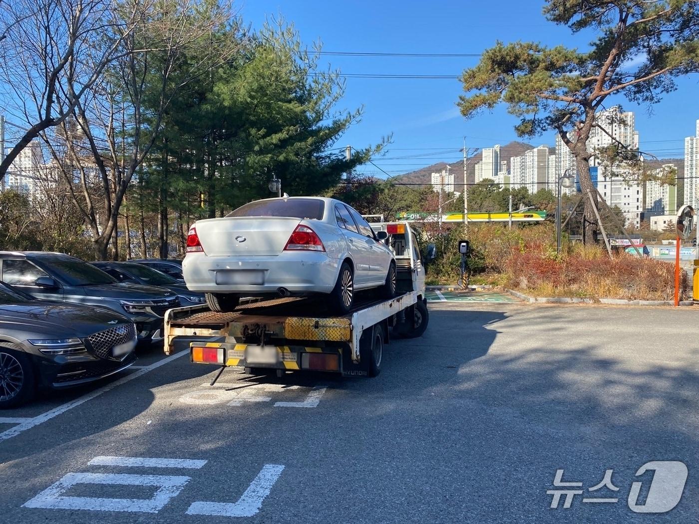 본문 이미지 - 경찰이 차량을 압수하고 있다.&#40;기장경찰서 제공. 재판매 및 DB 금지&#41;