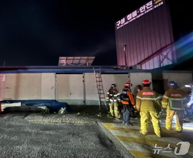 본문 이미지 -  28일 화재가 발생한 전북자치도 전주시의 한 목공소.&#40;전주완산소방서 제공. 재판매 및 DB금지&#41;