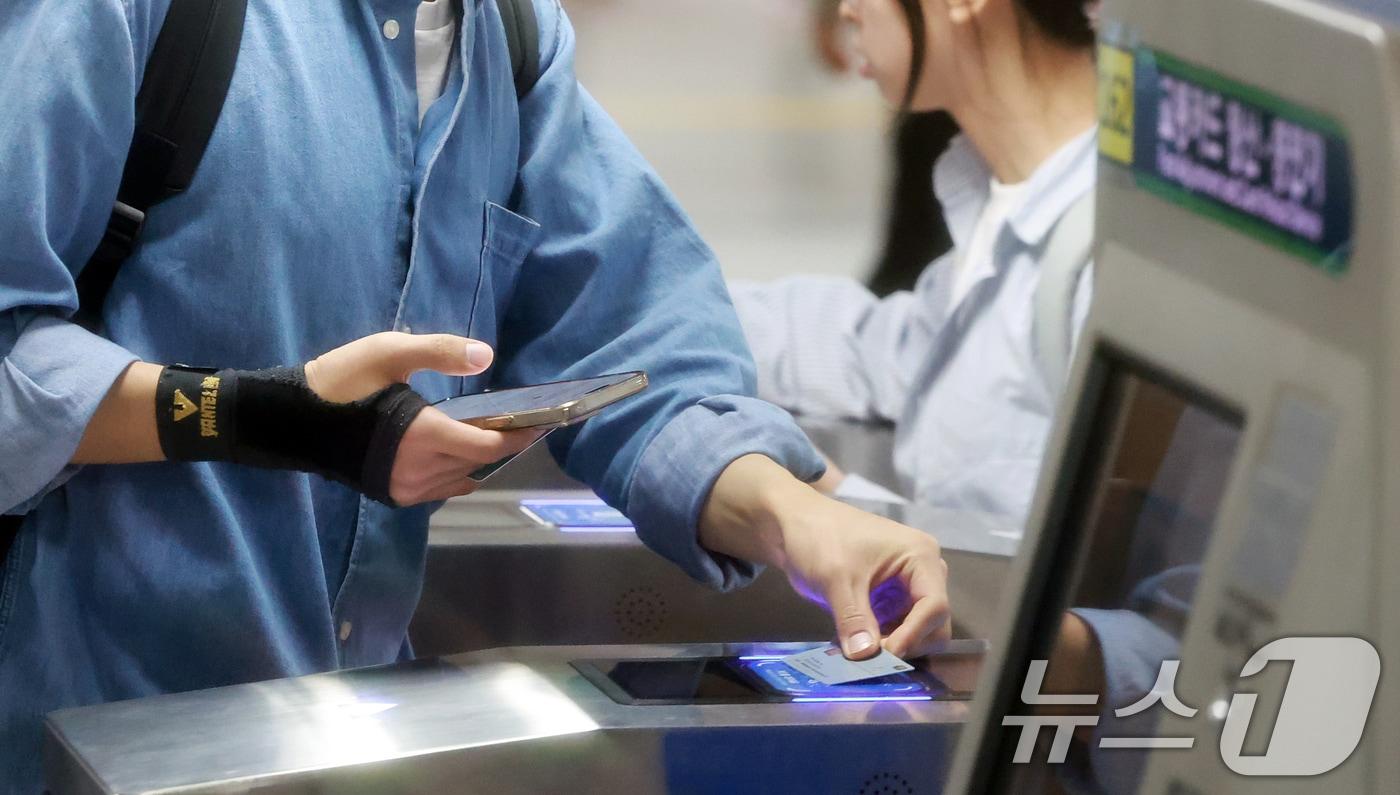 본문 이미지 -  사진은 서울 종로구 종각역에서 지하철을 이용하려는 시민이 개찰구에 교통카드를 찍고 있다. 2025.4.29 ⓒ 뉴스1 김진환 기자