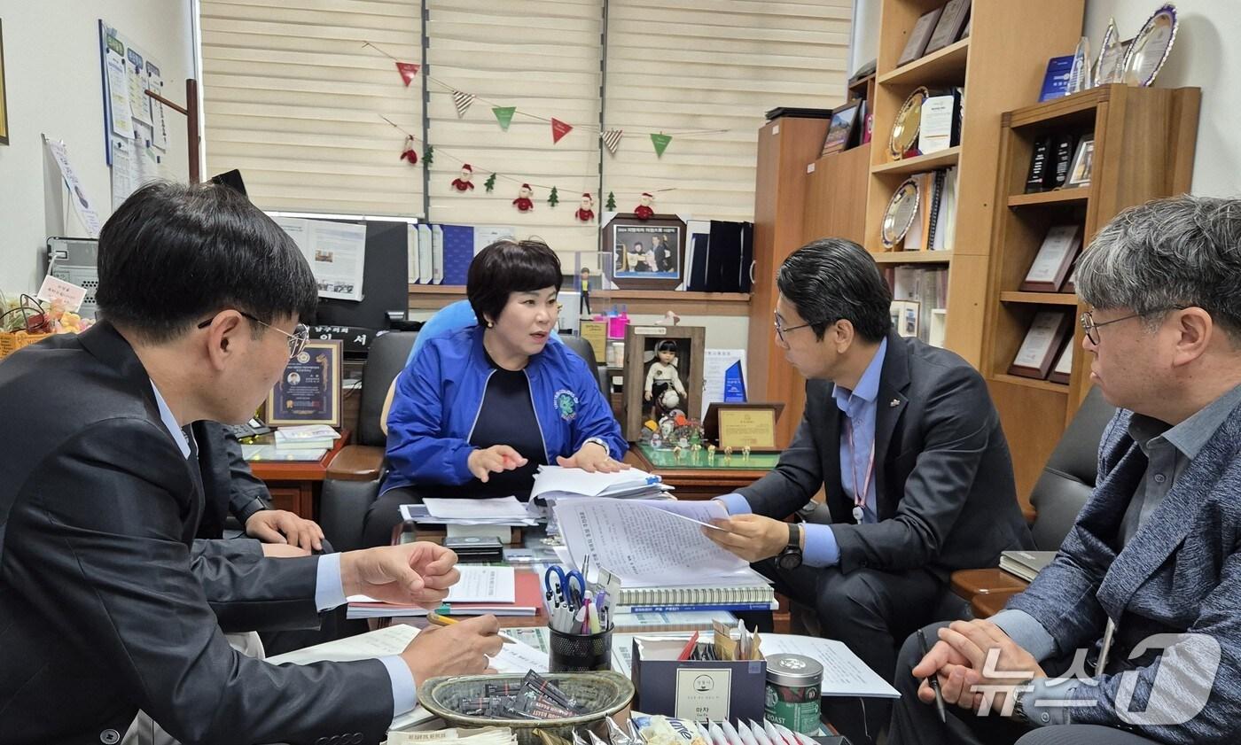 울산 남구의회 박인서 의원이 29일 의원실에서 울산시와 울산정보산업진흥원으로부터 '울산태화호 계류장 조성 사업' 경과보고를 청취하고, 향후 활용 방안에 대해 논의했다고 밝혔다.(울산 남구의회 제공. 재판매 및 DB 금지)/뉴스1