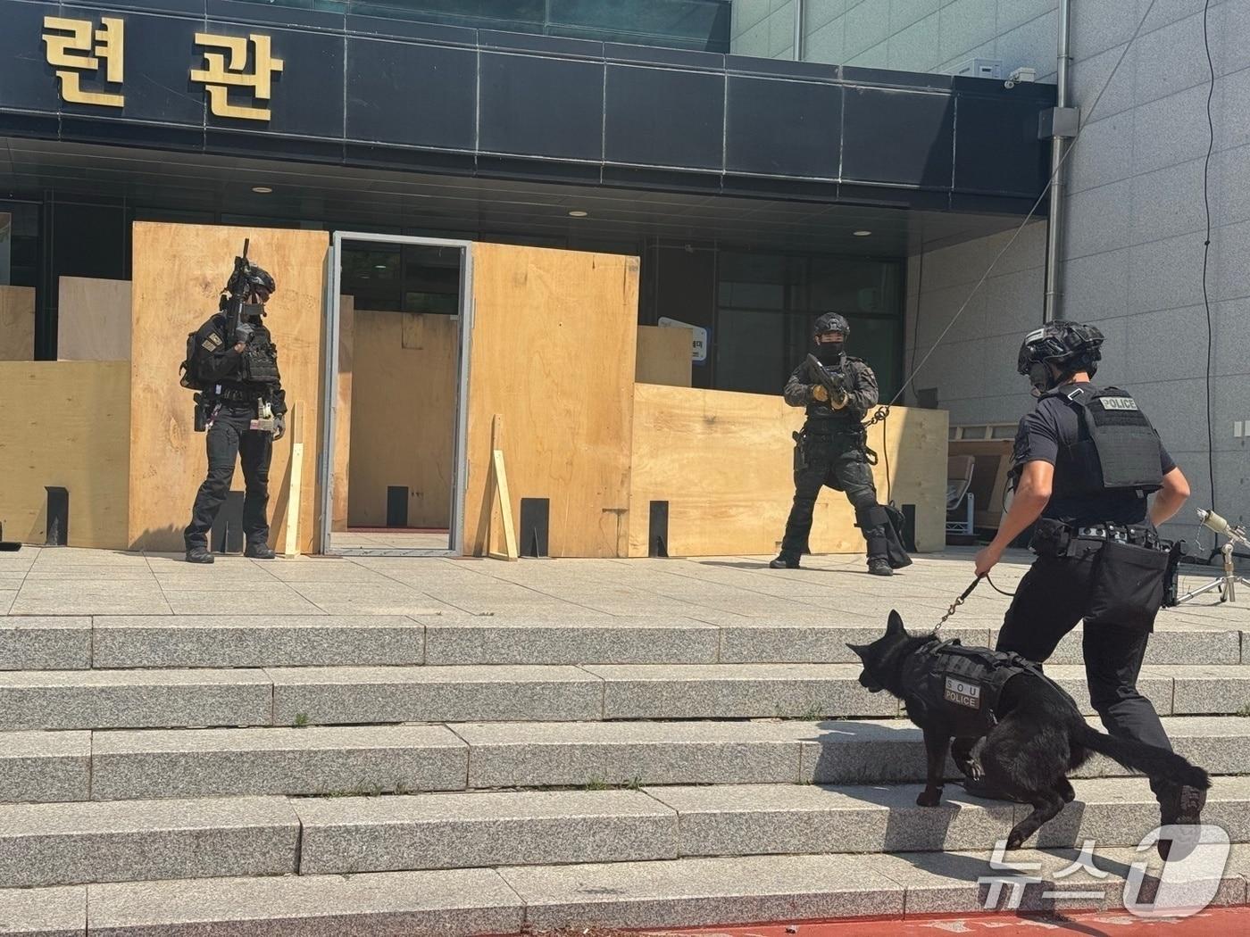 본문 이미지 - 강원경찰청은 29일 유관기관 합동 ‘긴급상황 FTX 훈련’을 실시했다.(강원경찰청 제공. 재판매 및 DB금지)/뉴스1