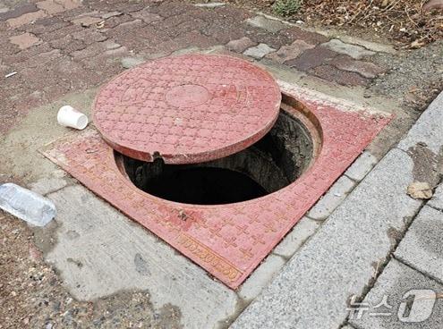 본문 이미지 - 노후화한 콘크리트 맨홀 뚜껑. (수원시 제공. 재판매 및 DB 금지) 2025.4.29/뉴스1