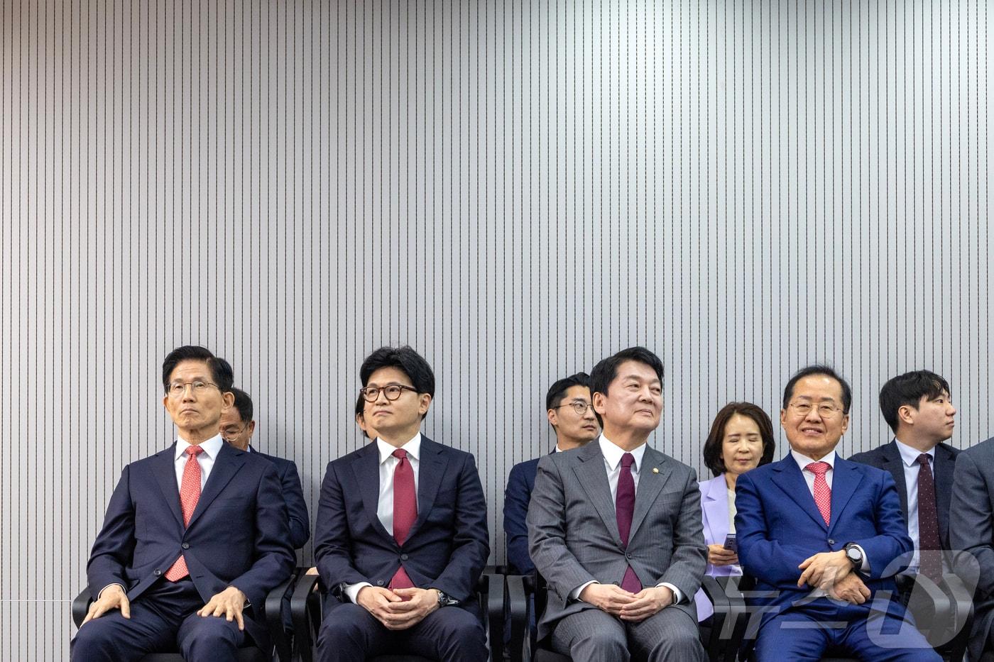 제21대 대통령후보자 국민의힘 3차 경선 진출자를 발표하는 29일 오후 서울 여의도 국민의힘 중앙당사에서 김문수, 한동훈, 안철수, 홍준표 후보가 결과를 기다리고 있다. 2025.4.29/뉴스1 ⓒ News1 국회사진취재단