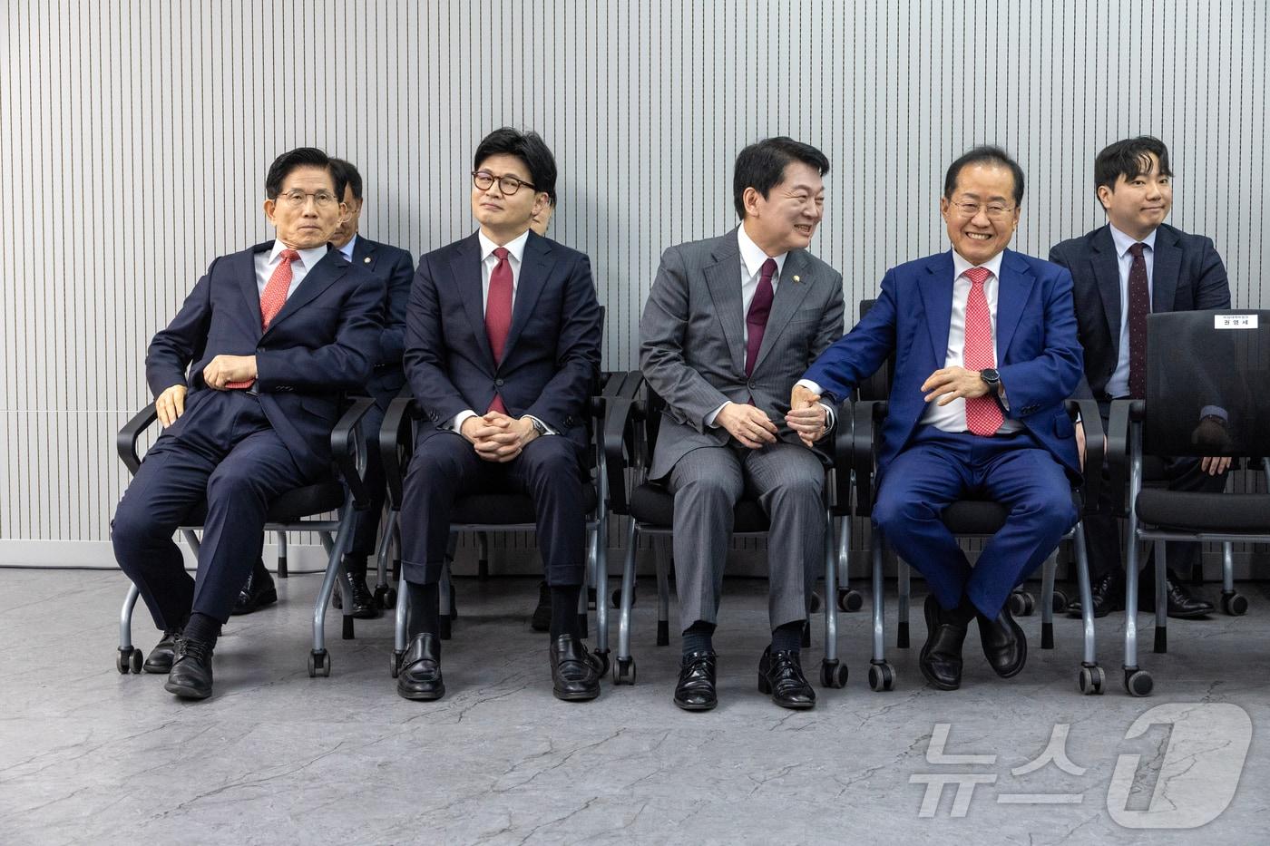 제21대 대통령후보자 국민의힘 3차 경선 진출자를 발표하는 29일 오후 서울 여의도 국민의힘 중앙당사에서 김문수, 한동훈, 안철수, 홍준표 후보가 결과를 기다리고 있다. 2025.4.29/뉴스1 ⓒ News1 국회사진취재단