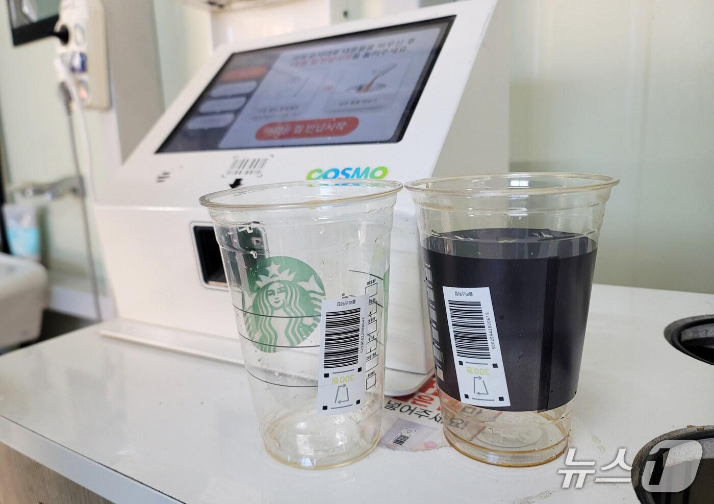 지난 15일 제주 함덕리 재활용도움센터 쓰레기통에 버려진 보증금제 라벨이 붙은 일회용컵. 2025.4.30/뉴스1