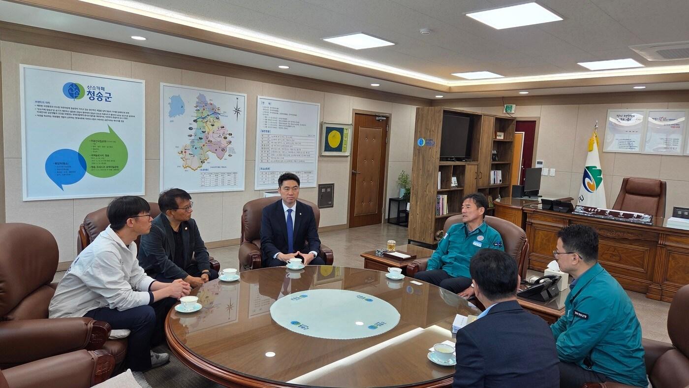 김동문 배드민턴협회장이 산불 피해를 입은 청송군을 찾아 성금과 물품을 기부했다. (대한배드민턴협회 제공)