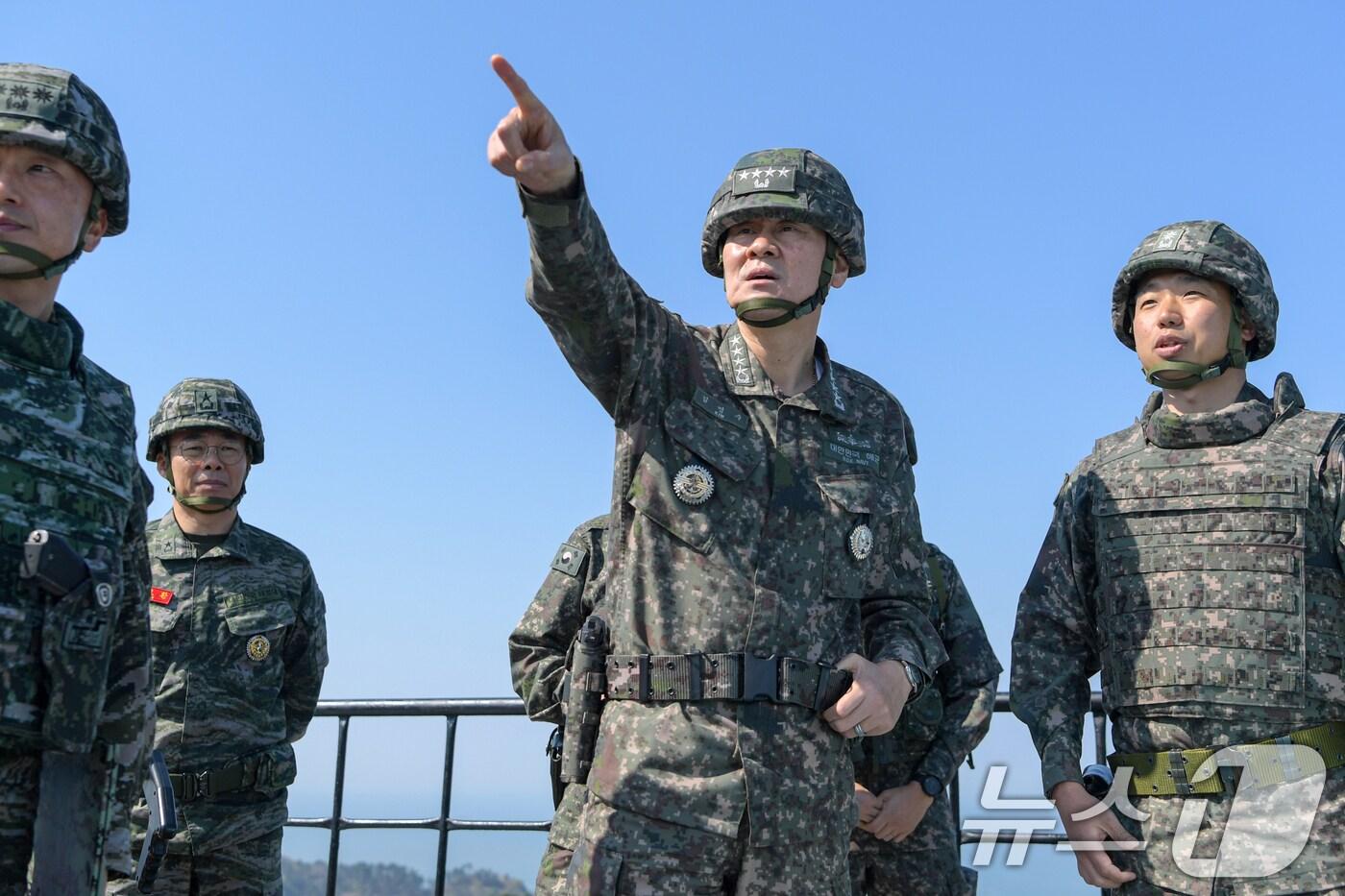 김명수 합참의장이 293해상전탐감시대 진지에서 작전현황을 보고받고 있다. (합동참모본부 제공. 재판매 및 DB 금지) 2025.4.29/뉴스1