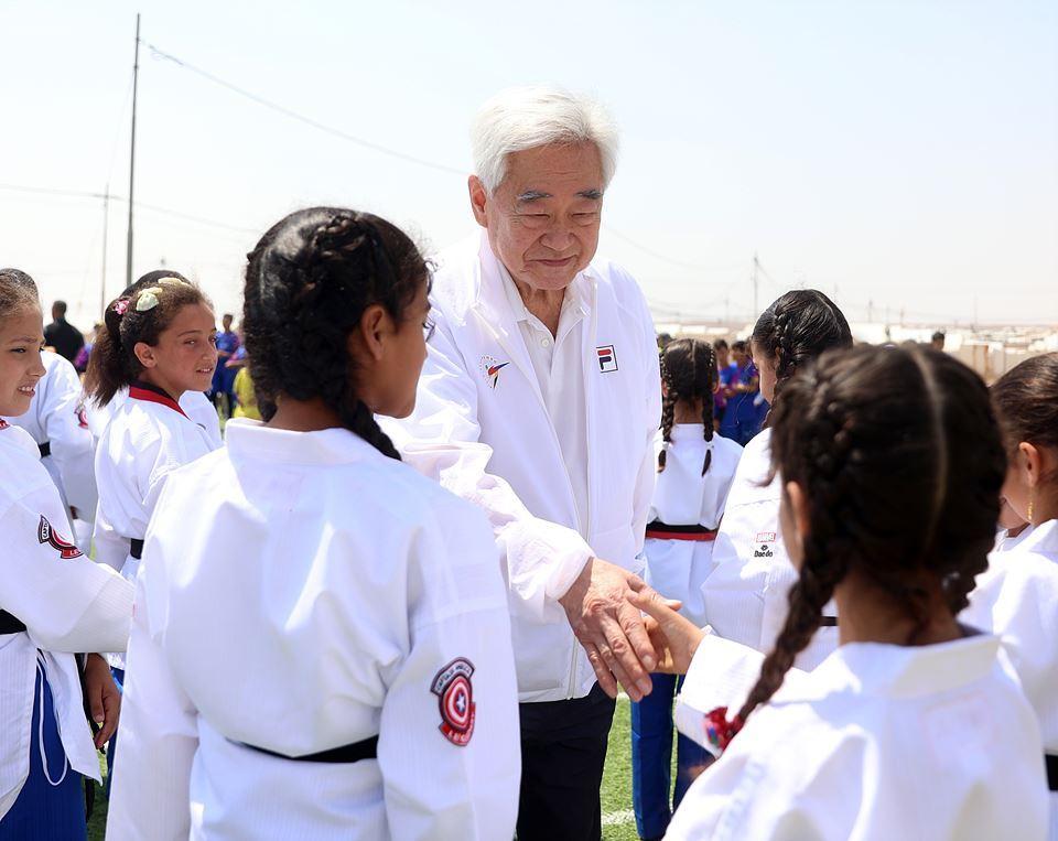 본문 이미지 - 조정원 총재가 &#39;2024년 호프앤드림즈 스포츠 페스티벌&#39; 기간 중 아즈락 캠프를 방문해 난민 청소년들을 격려하고 있다.&#40;WT 제공&#41;