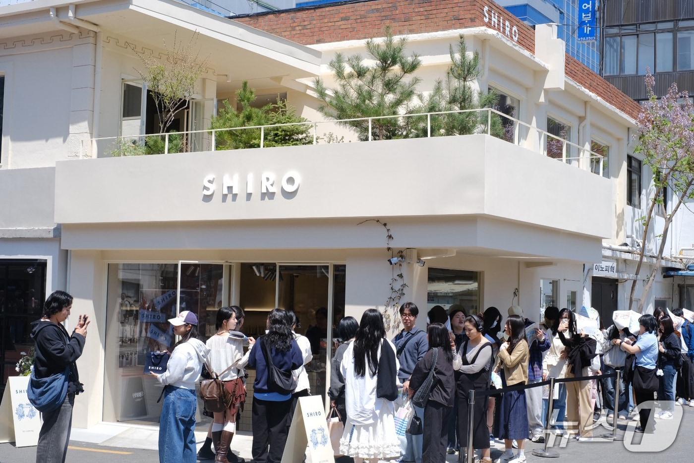 시로 성수 플래그십 스토어 앞에 방문객들이 줄을 서 있다.(시로 제공)