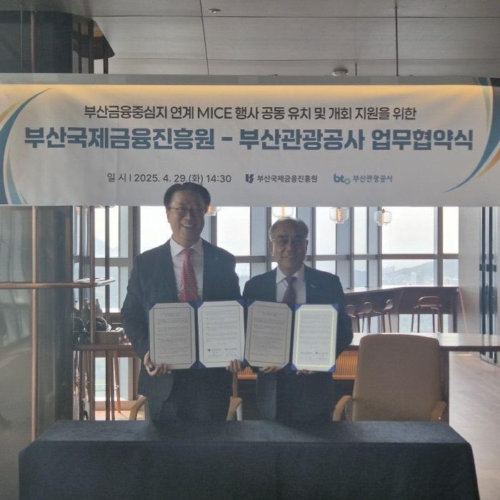 본문 이미지 - (좌)부산국제금융진흥원 이명호원장, (우)부산관광공사 이정실 사장 / 부산국제금융진흥원 제공