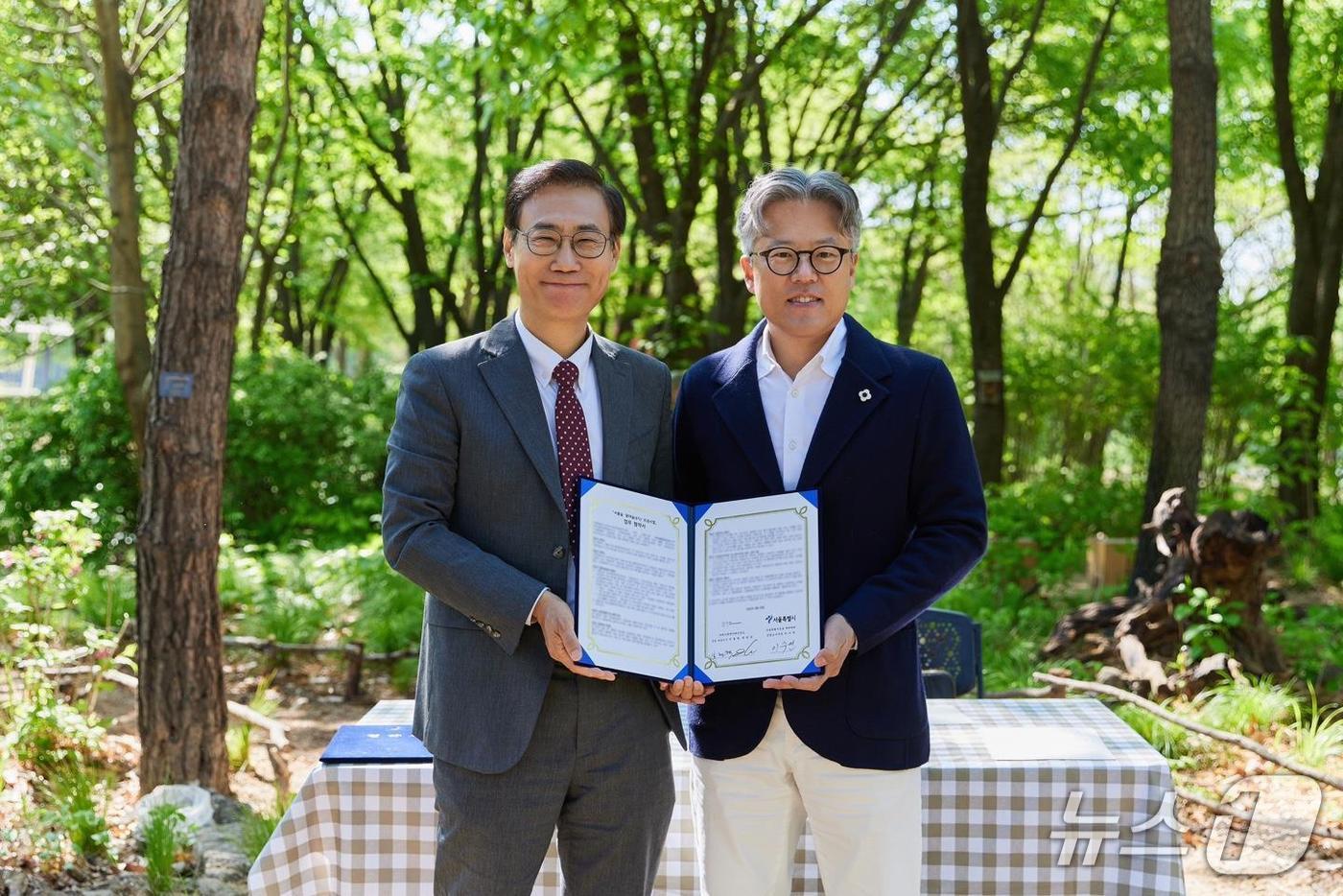 본문 이미지 - 이수연 서울시 정원도시국장(좌), SM엔터테인먼트 장철혁 대표이사(우). (서울시 제공) 