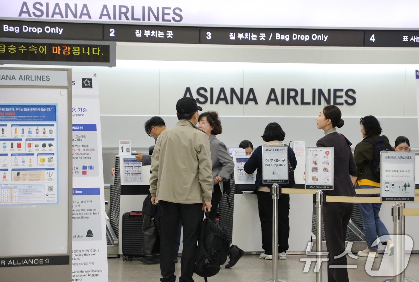 긴 황금연휴를 앞둔 29일 광주공항 탑승 수속대 앞에서 시민들이 제주행 비행기에 탑승하기 위해 채비하고 있다. 2025.4.29/뉴스1 ⓒ News1 이수민 기자