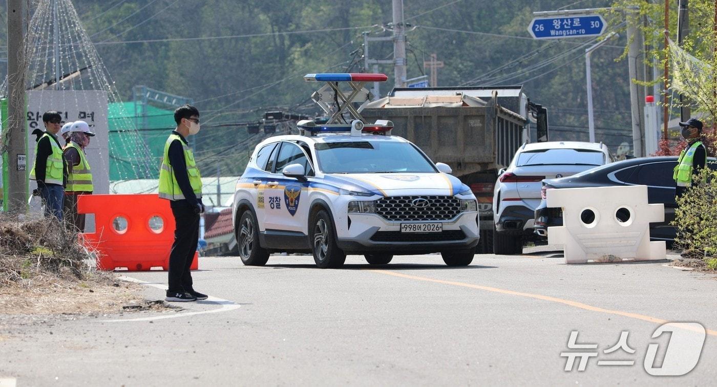 한강청이 29일 연천군 임진교 일원에서 주관한 홍수 대비 합동 모의훈련에서 경찰이 위험지역 통행 제한을 하고 있다.(한강청 제공)