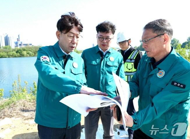 본문 이미지 - 우범기 전주시장(사진 맨 왼쪽)이 29일 오후, 토사유출이 발생한 전미동 백석저수지를 방문, 수방대책과 비상연락체계 구축 여부 등을 점검했다.(전주시 제공, 재판매 및 DB 금지)/뉴스1