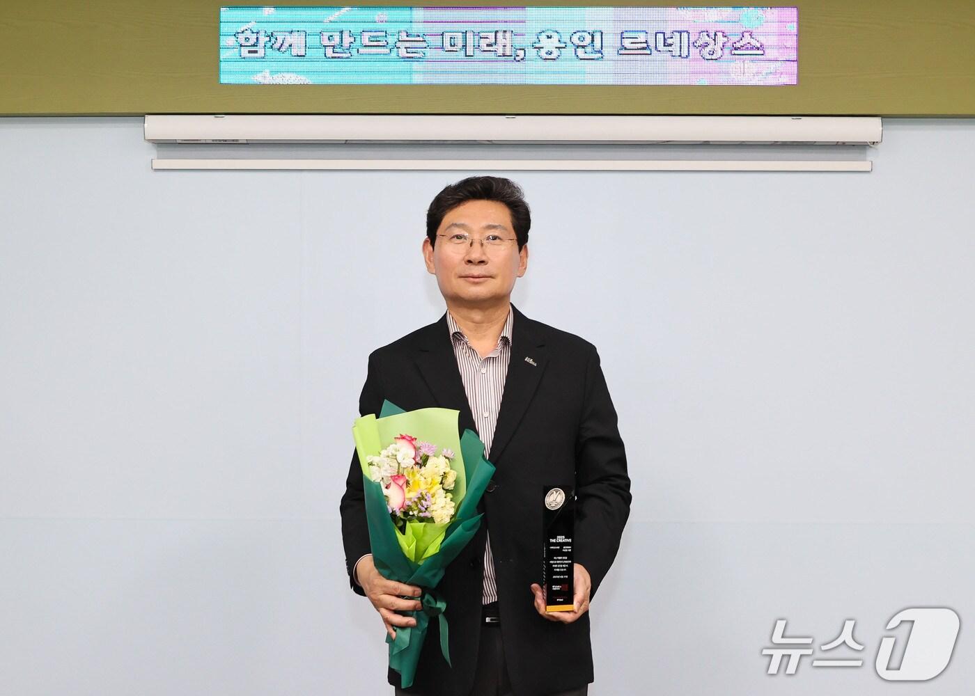 본문 이미지 - 용인시가 29일 ‘대한민국 창조경영 2025’ 시상식에서 미래혁신도시 부문을 수상했다.(용인시 제공)