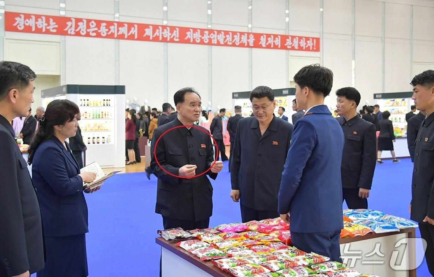  &#40;평양 노동신문=뉴스1&#41; = 지방공업공장 제품품평회에 참석한 조용원.  정치국 상무위원이자 당 비서임에도 당 배지를 착용하지 않았다. [국내에서만 사용가능. 재배포 금지. DB 금지. For Use Only in the Republic of Korea. Redistribution Prohibited] rodongphoto@news1.kr 