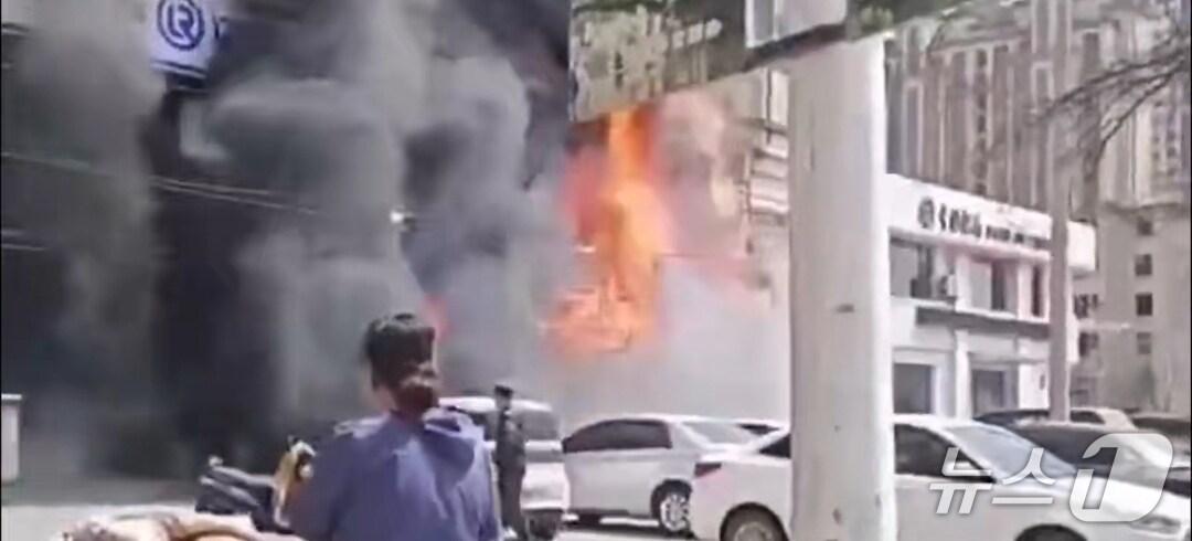 본문 이미지 - 29일 낮 랴오닝성 랴오양시의 한 식당에서 화재가 발생했다. (웨이보 갈무리)