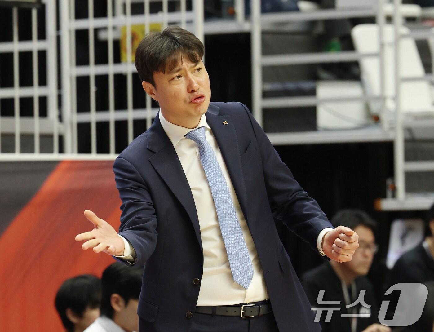본문 이미지 - 프로농구 수원 KT 송영진 감독이 20일 해임 통보를 받았다.2025.4.29/뉴스1 ⓒ News1 김영운 기자