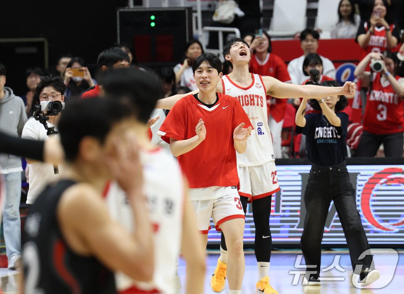 본문 이미지 - 29일 오후 경기 수원시 권선구 수원KT소닉붐아레나에서 열린 '2024-2025 KCC 프로농구' 4강 플레이오프 4차전, 수원 KT와 서울 SK의 경기에서 승리를 거둔 SK 선수들이 기뻐하고 있다. 이날 경기는 서울 SK가 69대57으로 승리했다. 2025.4.29/뉴스1 ⓒ News1 김영운 기자