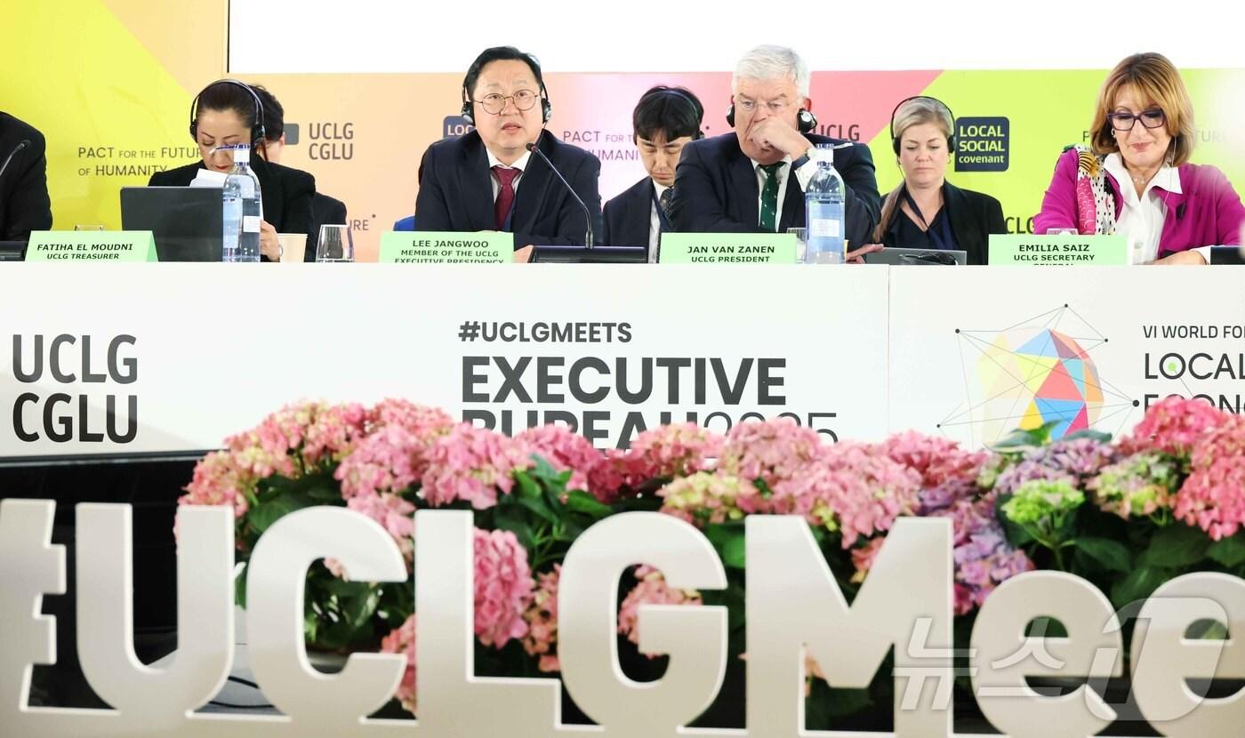 이장우 대전시장이 스페인 세비야에서 열린 세계지방정부연합&#40;UCLG&#41; 집행부 회의에 참석해 발언하고 있다.  2025.4.3/뉴스1 ⓒ News1 김기태 기자