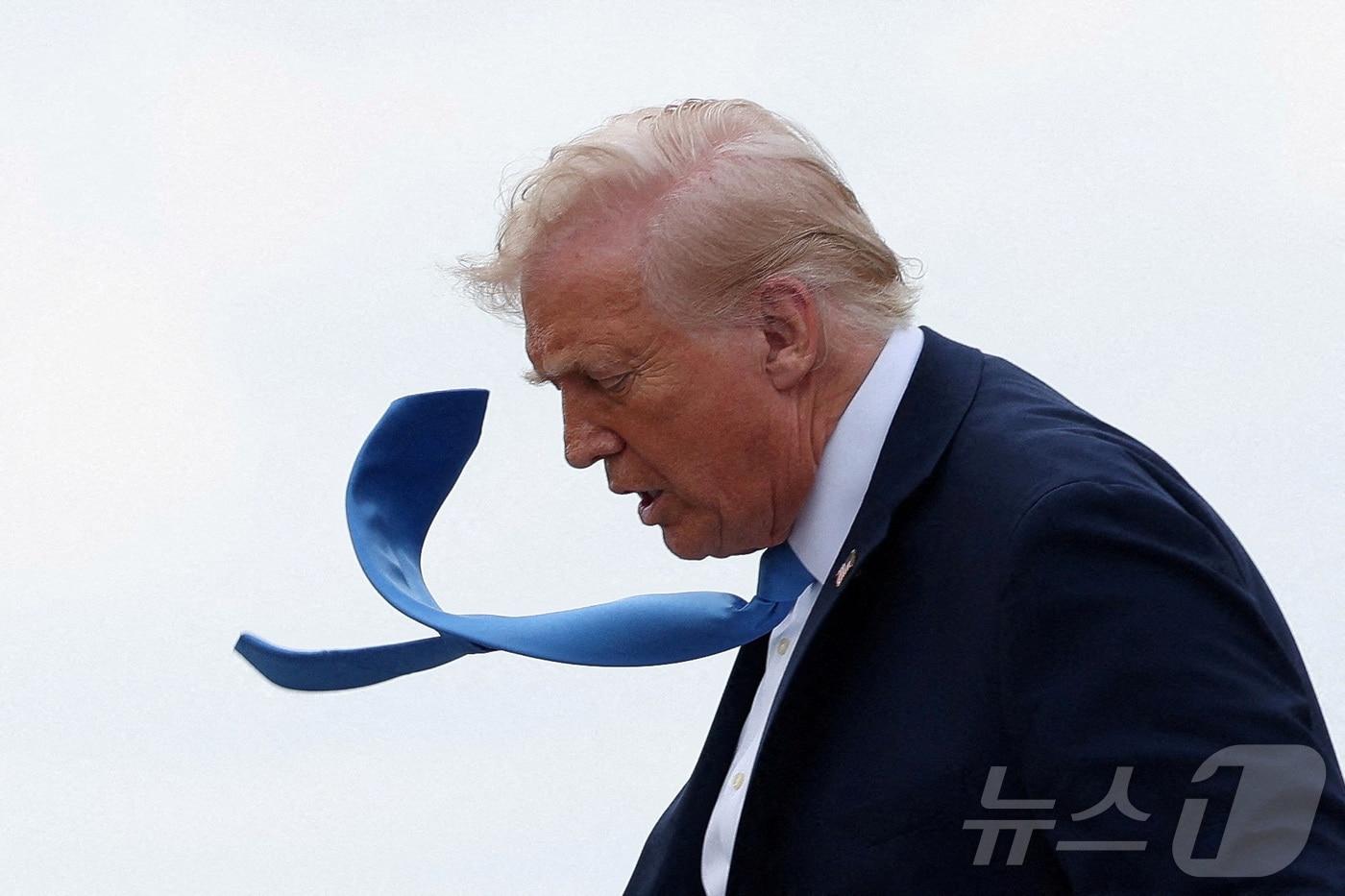 도널드 트럼프 미국 대통령이 지난 3월 28일&#40;현지시간&#41; 미국 플로리다주 웨스트팜비치에 도착해 에어포스원에서 내리고 있다. ⓒ 로이터=뉴스1 ⓒ News1 류정민 특파원
