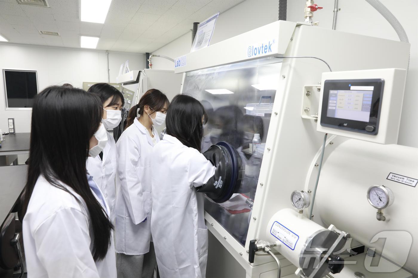 가천대학교가 '2025 첨단산업 특성화 대학원 지원사업(배터리)'에 선정됐다. 사진은 가천대 대학원 배터리공학전공 학생들이 배터리특화실습실에서 글로브박스 내 배터리 셀 제조실습을 하고 있는 모습.(가천대 제공. 재판매 및 DB금지)/뉴스1