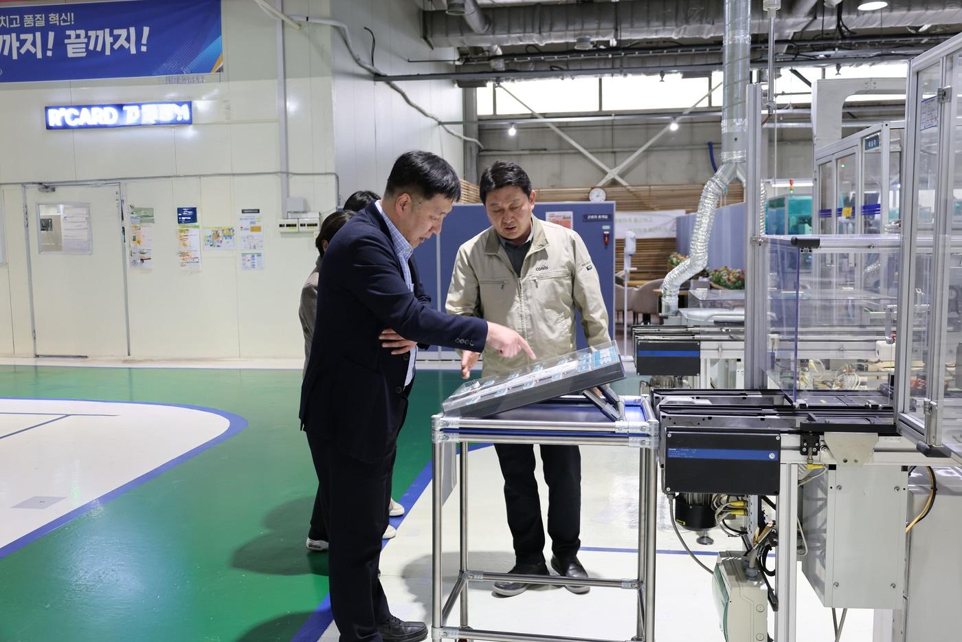 김영신 기정원장이 스마트공장 수준확인 1호 기업인 코아비스 생산공장을 방문했다 &#40;중소기업기술정보진흥원 제공&#41;