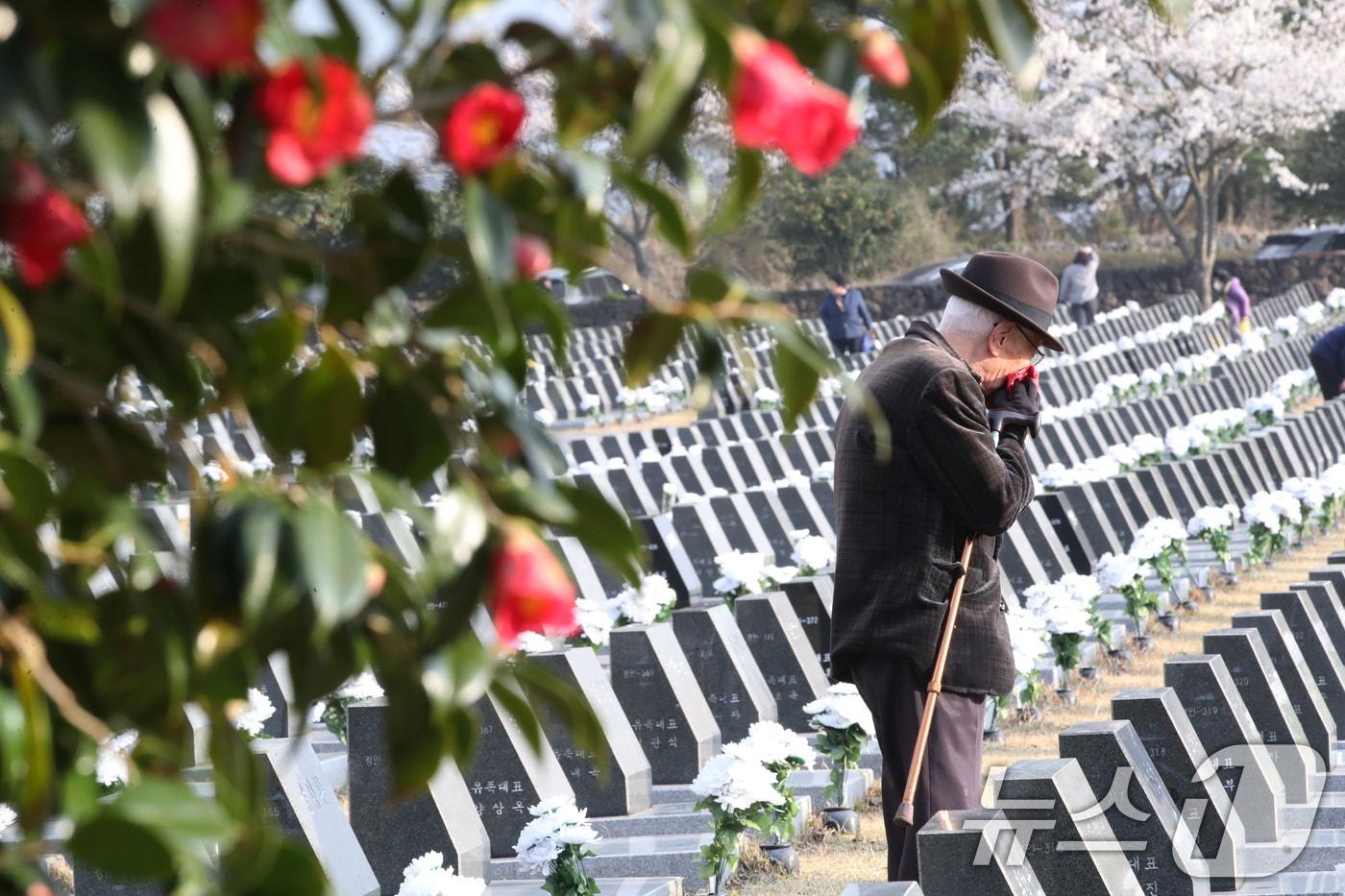 본문 이미지 - 3일 제77주년 4·3희생자 추념식 봉행에 앞서 제주시 봉개동 제주4·3평화공원 행방불명인 묘역에서 유족들이 희생자의 넋을 기리고 있다.(제주도사진기자회. 재배포 및 DB 금지) 2025.4.3/뉴스1 ⓒ News1 오현지 기자