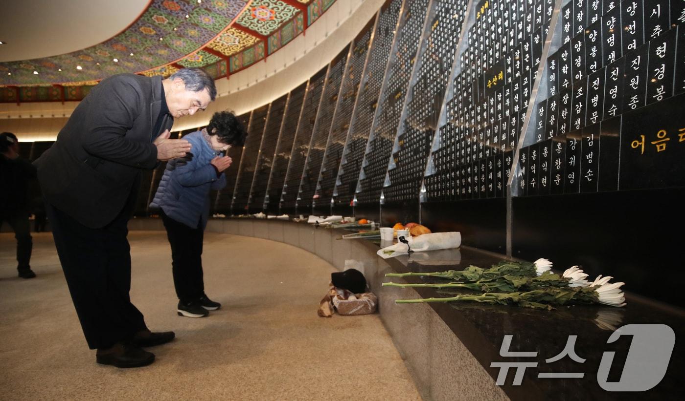 제주시 봉개동 제주4·3평화공원 위패봉안실에서 유족들이 희생자의 넋을 기리고 있다.(제주도사진기자회. 재판매 및 DB 금지) 2025.4.3/뉴스1 ⓒ News1 오현지 기자