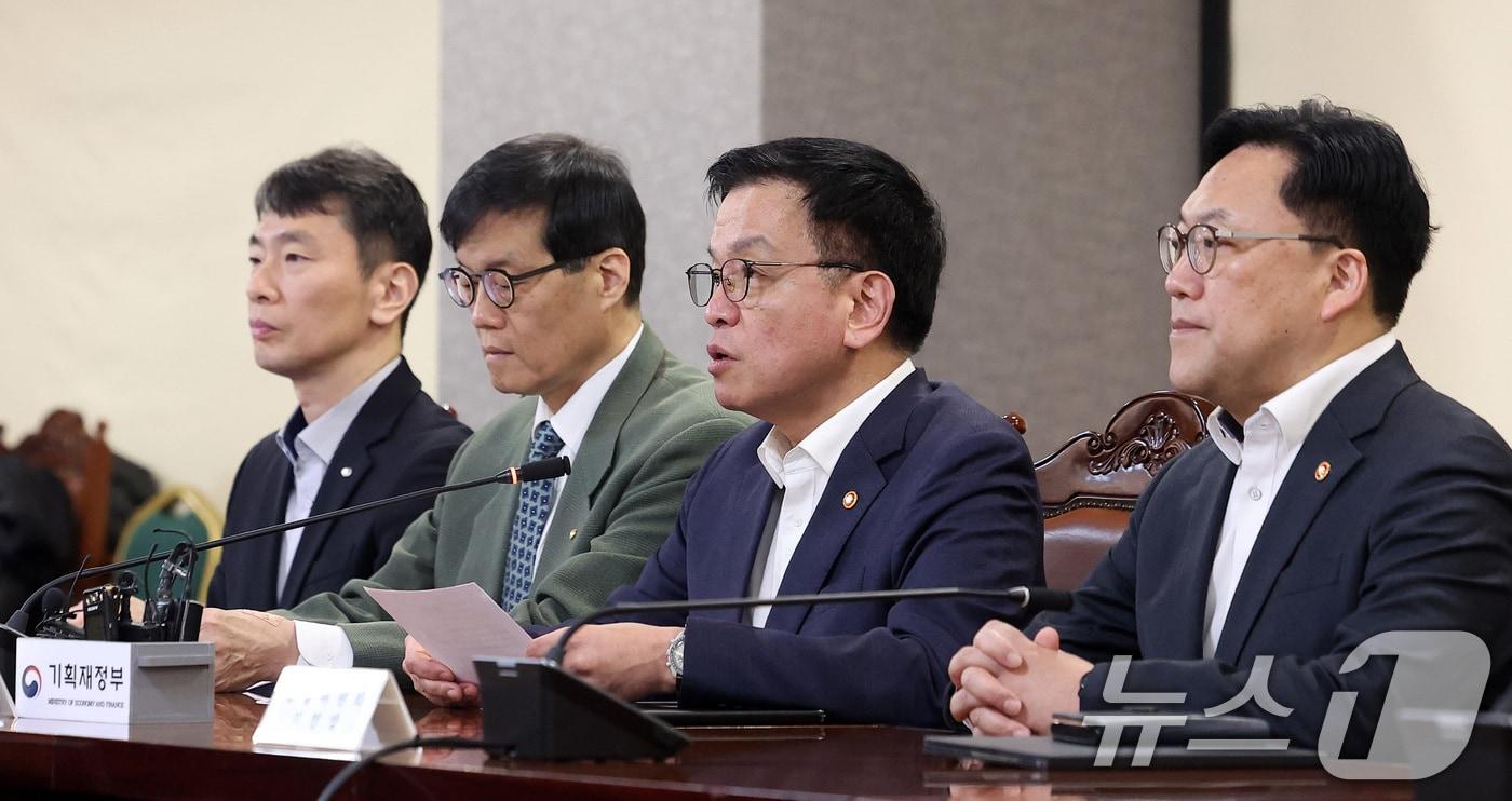 최상목 경제부총리 겸 기획재정부 장관&#40;오른쪽 두 번째&#41;이 3일 오전 서울 중구 은행회관에서 열린 거시경제금융현안간담회에서 모두발언을 하고 있다. 2025.4.3/뉴스1 ⓒ News1 김성진 기자
