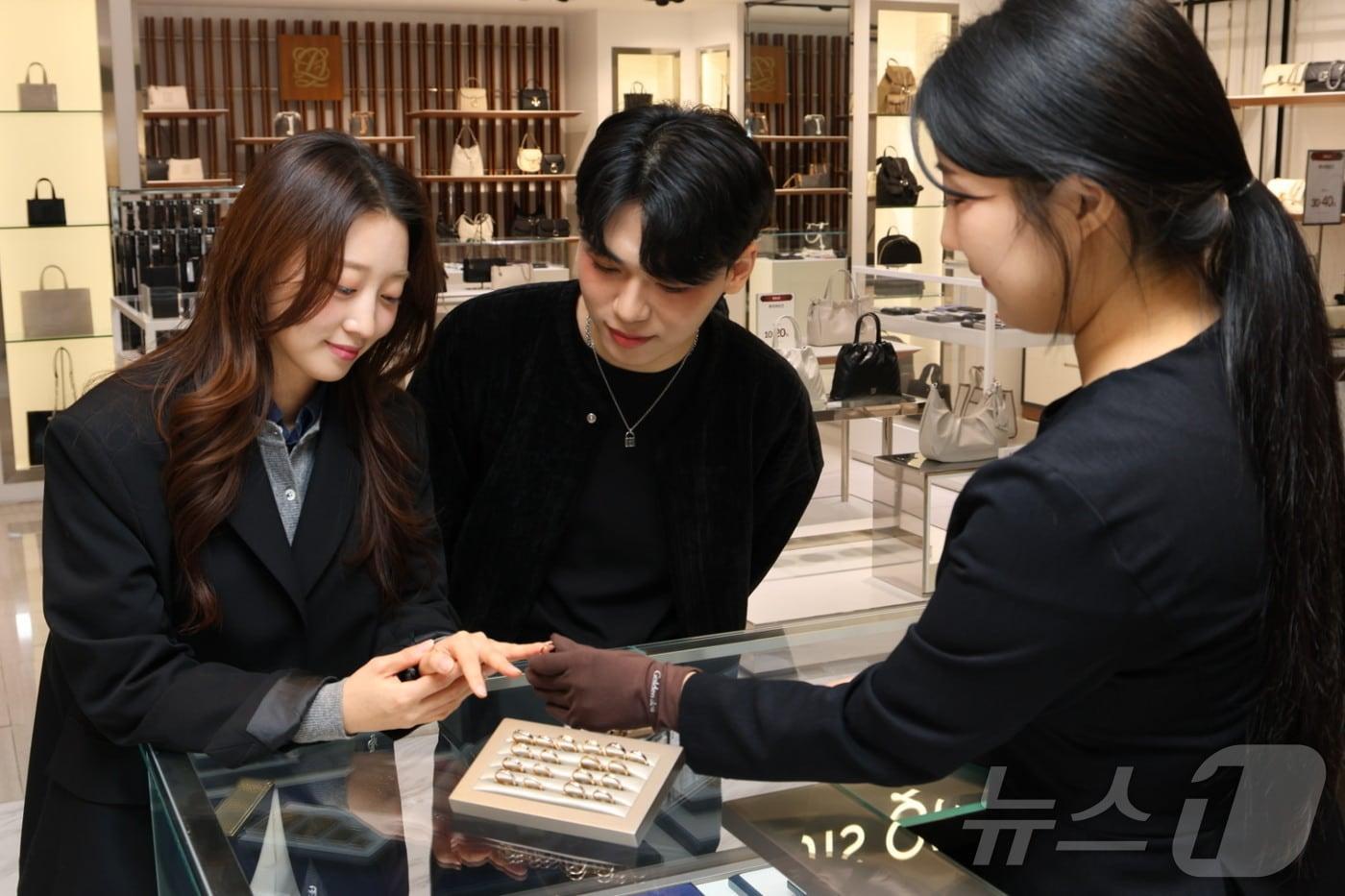 롯데백화점 대구점 지하 1층 &#39;골든듀&#39; 매장에서 고객이 예물 상품을 살펴보고 있다.&#40;롯데백화점 제공. 재판매 및 DB 금지&#41;