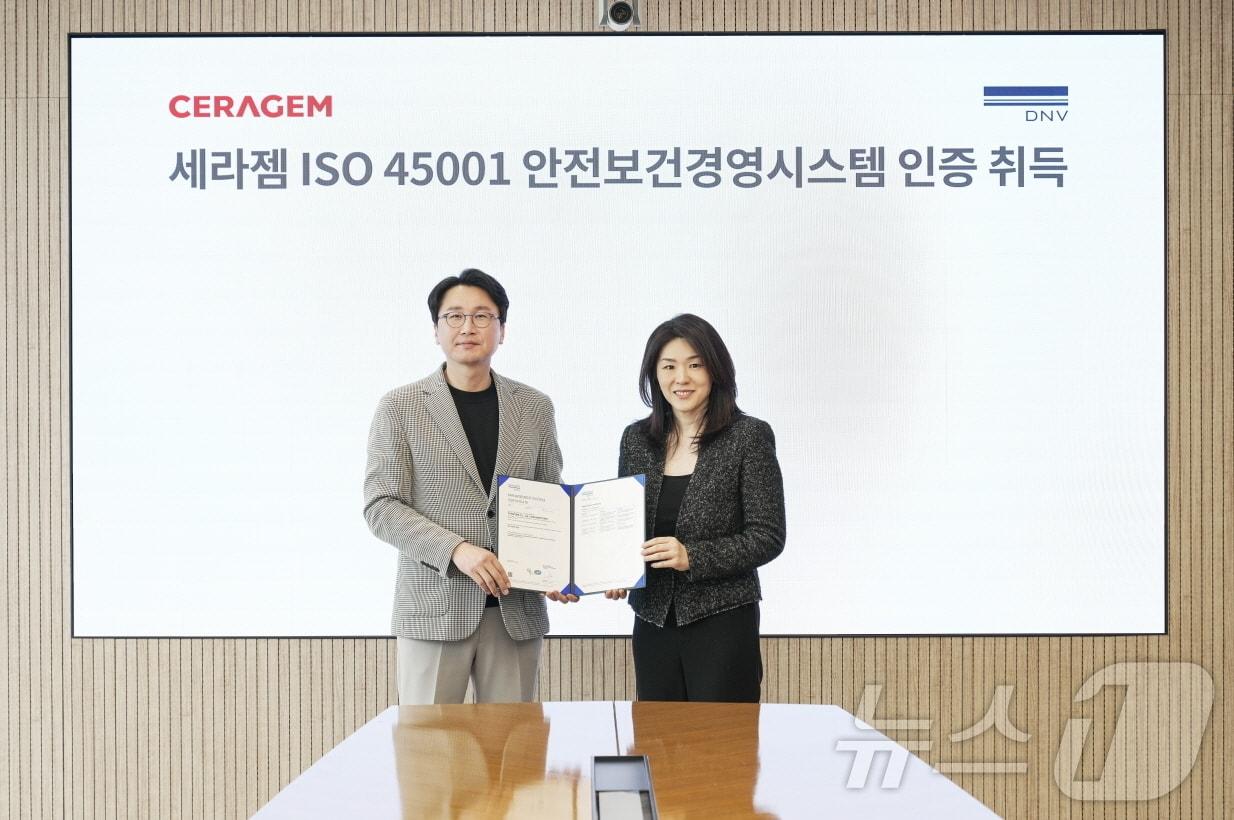 본문 이미지 - ISO 45001 인증 수여식에서 세라젬 이경수 대표(왼쪽)와 DNV 비즈니스어슈어런스 이소영 대표가 기념사진을 촬영하고 있다. (세라젬 제공)