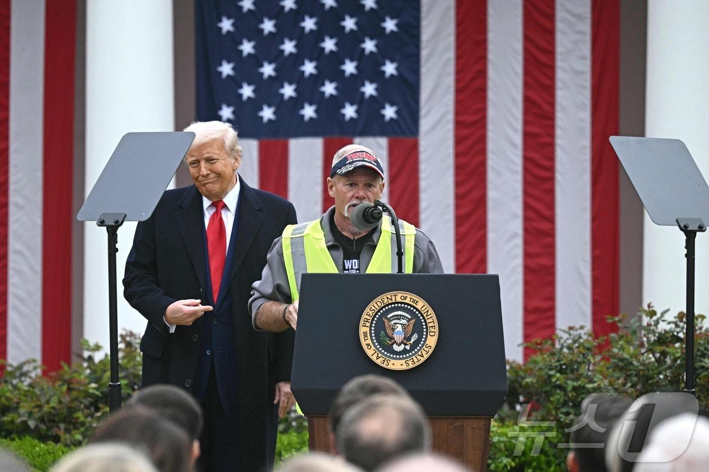 도널드 트럼프 미국 대통령이 2일(현지시간) 워싱턴 백악관 로즈가든에서 열린 ‘미국을 다시 부유하게’ 행사서 상호관세를 발표하는 행정명령 서명식 중 지지하는 노동자의 연설을 듣고 있다. 2025.04.03 ⓒ AFP=뉴스1 ⓒ News1 우동명 기자