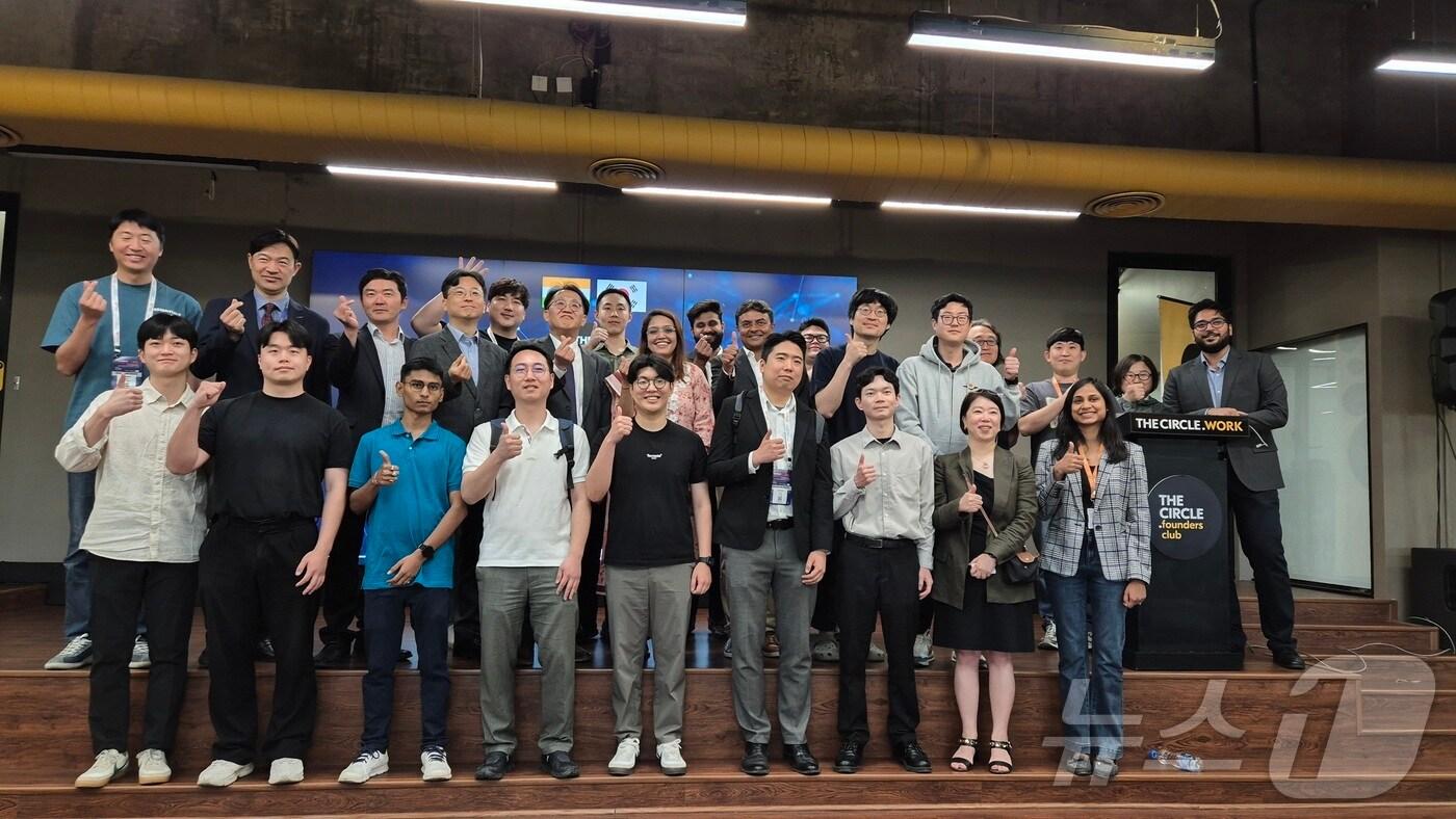 인도 '스타트업 마하쿰' 사절단과 The Circle 관계자들이 기념촬영을 하고있다. (중기부 제공)