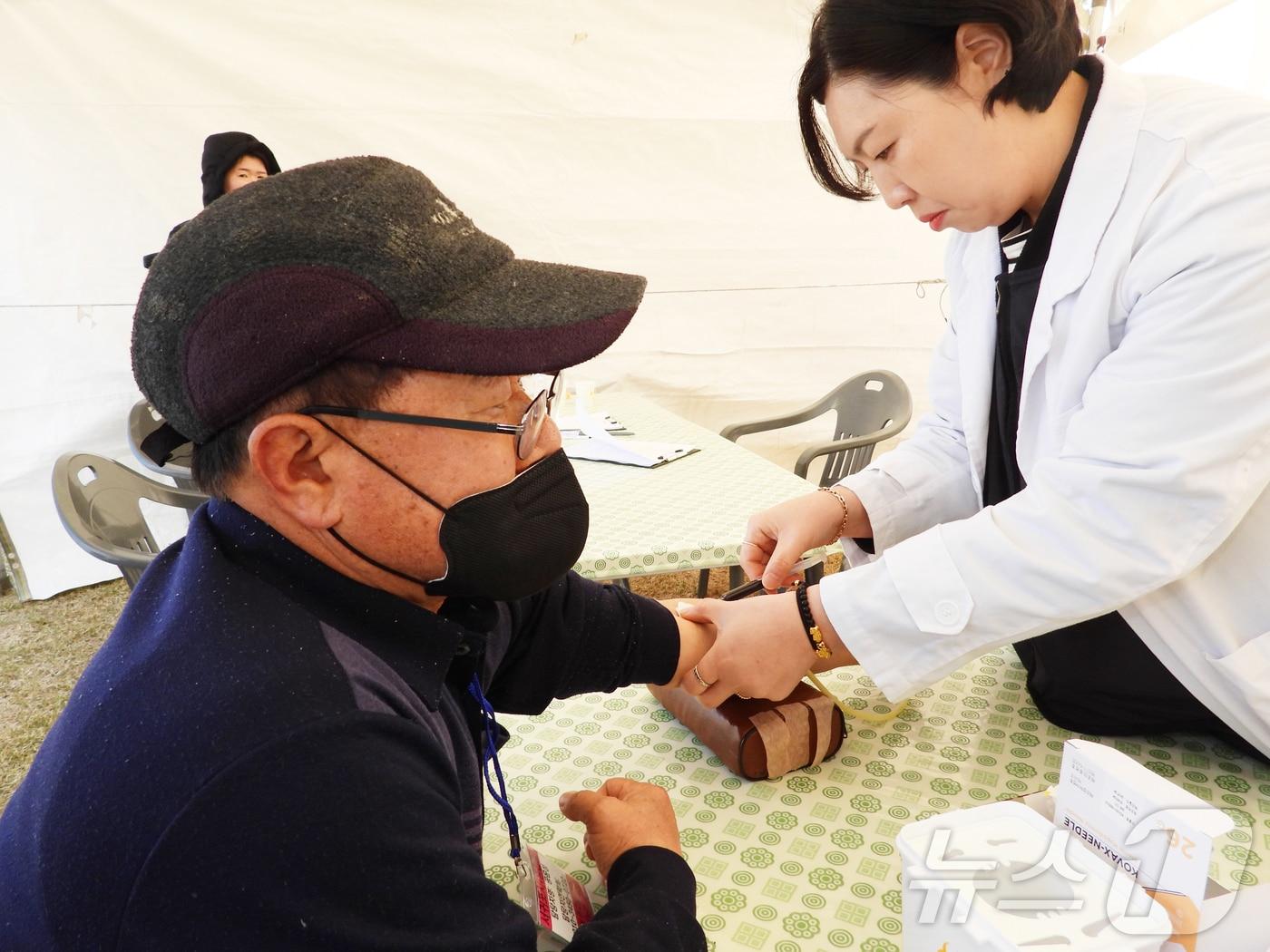 본문 이미지 - 4·3 희생자 유족 홍창흥 씨(70·서귀포시 토평동)가 4·3 희생자 추념일인 3일 오전 제주4·3평화공원 행방불명인 표석에 마련된 '4·3 행방불명 희생자 유족 현장 체혈' 부스에서 채혈하고 있다.2025.4.3./뉴스1
