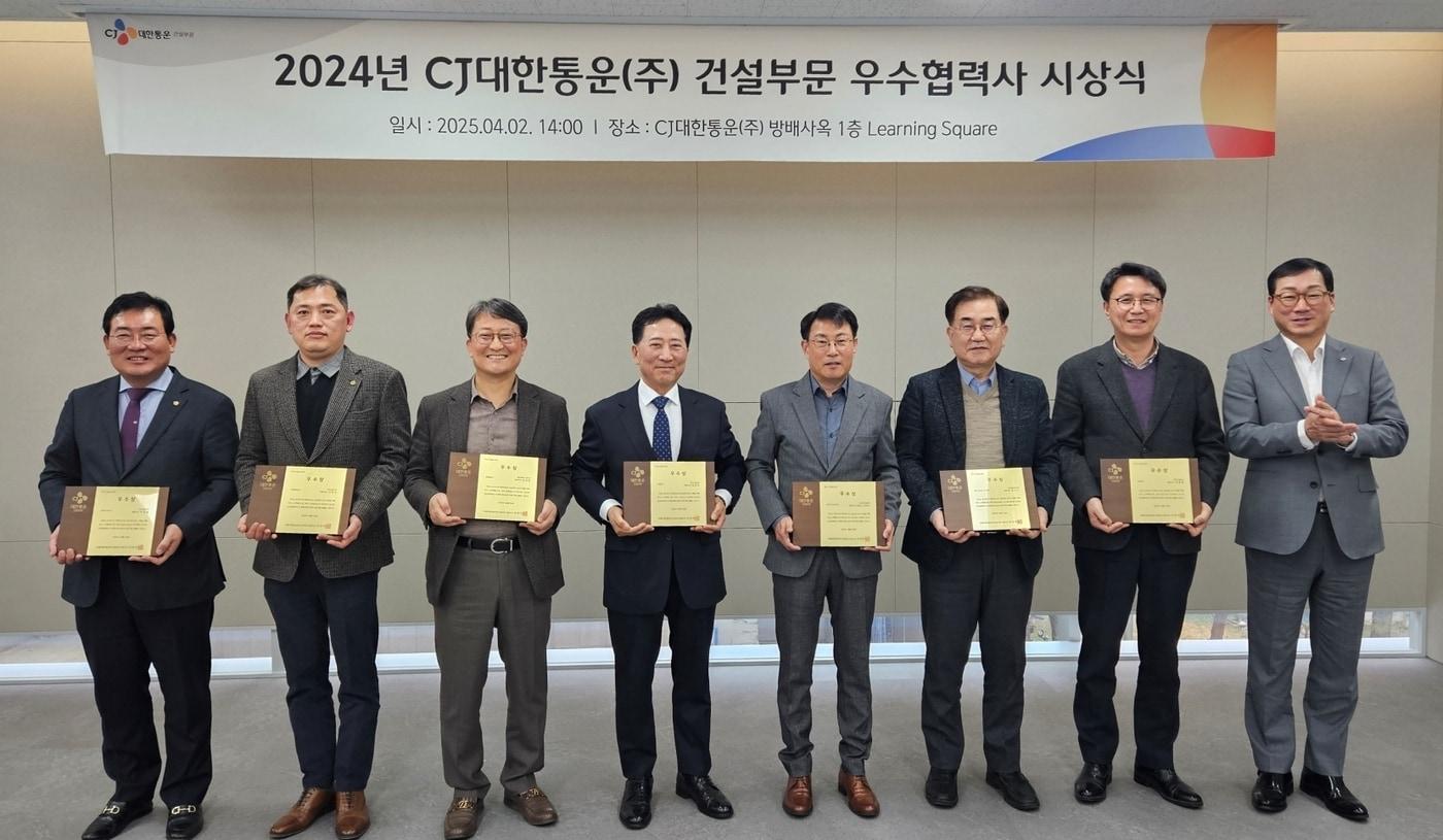 2024 CJ대한통운 건설부문 우수협력사 시상식에서 우수협력사 대표들과 민영학 대표이사&#40;맨 오른쪽&#41;가 기념 촬영을 하고 있다&#40;CJ대한통운 건설부문 제공&#41;.