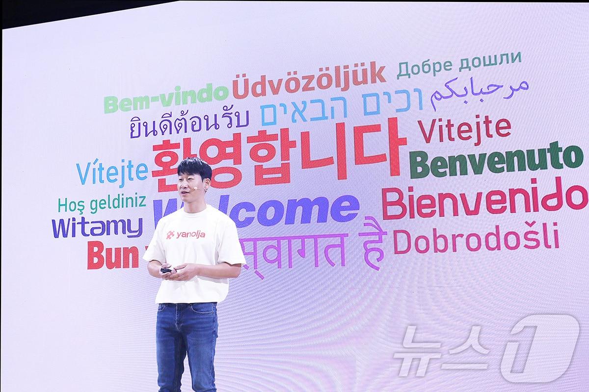 본문 이미지 - 세계 각국의 언어로 인사하는 이수진 야놀자 총괄대표&#40;야놀자 제공&#41;