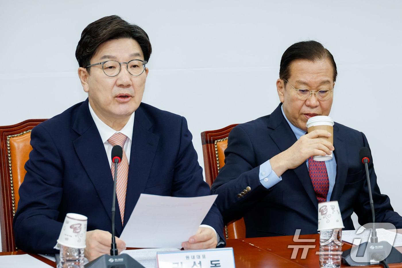 권성동 국민의힘 원내대표가 3일 오전 서울 여의도 국회에서 열린 비상대책위원회의에 참석해 모두 발언하고 있다. 오른쪽은 권영세 비대위원장. 2025.4.3/뉴스1 ⓒ News1 안은나 기자