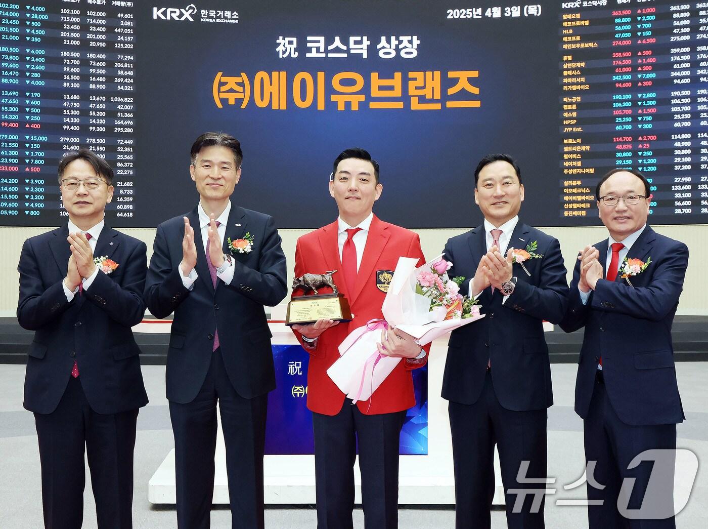 본문 이미지 - 3일 서울 영등포구 한국거래소에서 열린 에이유브랜즈의 코스닥 시장 상장 기념식에서 김대영 한국 IR협의회 부회장(왼쪽부터), 민경욱 한국거래소 코스닥시장본부장, 김지훈 에이유브랜즈 대표이사, 김성환 한국투자증권 대표이사, 강왕락 코스닥협회 부회장이 기념촬영을 하고 있다. (한국거래소 제공. 재판매 및 DB 금지) 2025.4.3/뉴스1