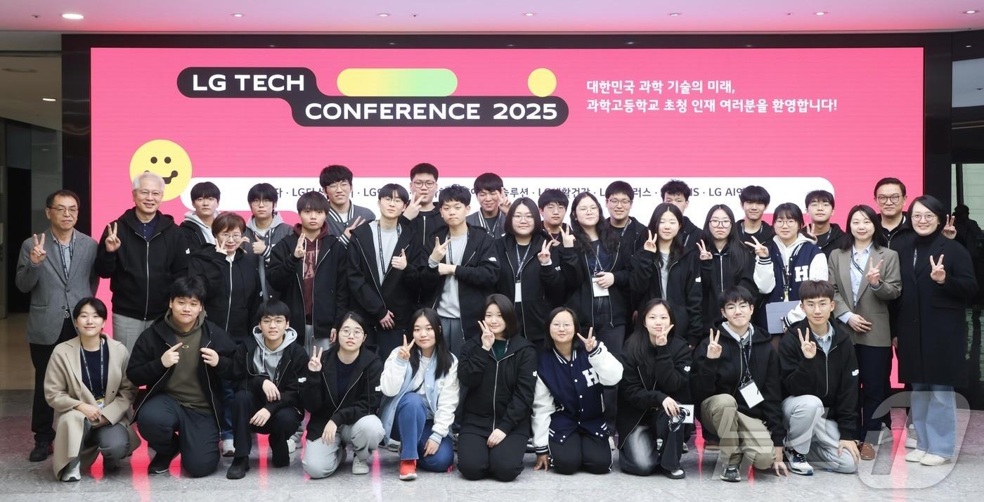 권봉석 ㈜LG 부회장(가운데 줄 왼쪽 두 번째)이 3일 'LG 테크 콘퍼런스 2025'를 찾은 과학고 영재들과 기념 촬영을 하고 있다(LG 제공). ⓒ 뉴스1