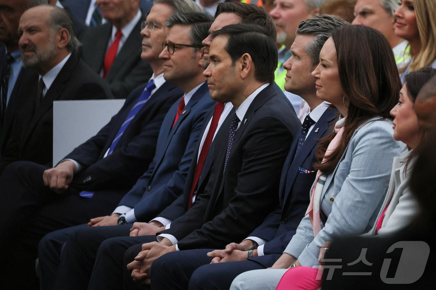 마이크 존슨 미국 하원의장과 JD 밴스 부통령, 마코 루비오 국무장관, 피트 헤그세스 국방장관이 2일(현지시간) 워싱턴 백악관 로즈가든에서 열린 ‘미국을 다시 부유하게’ 행사서 상호관세를 발표하는 행정명령 서명식 중 도널드 트럼프 대통령의 연설을 듣고 있다. 2025.04.03 ⓒ 로이터=뉴스1 ⓒ News1 우동명 기자