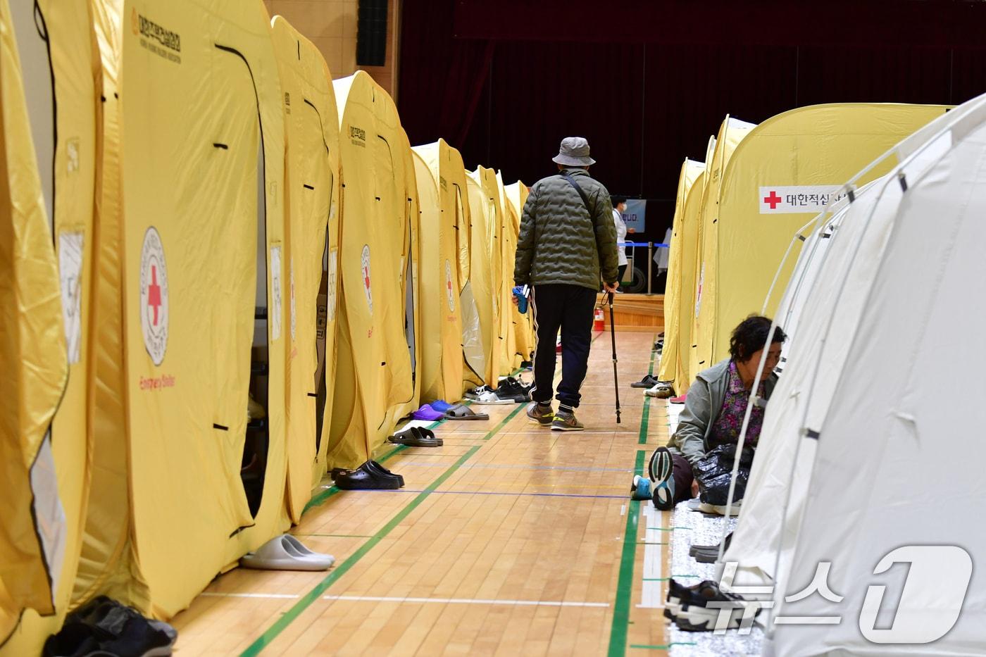 3일 오전 경북 영덕군 산불대피소인 영덕국민채육세터에서 이재민들이 8일째 생활하고 있다.2025.4.3/뉴스1 ⓒ News1 최창호 기자