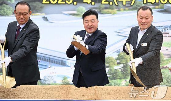 본문 이미지 - 최재구 예산군수(왼쪽부터), 장순관 예산군의회 의장, 주진하 충남도의원이 예덕산온천 휴양마을 조성사업 기공식에서 시삽을 하고 있다. (예산군 제공. 재판매 및 DB금지) /뉴스1
